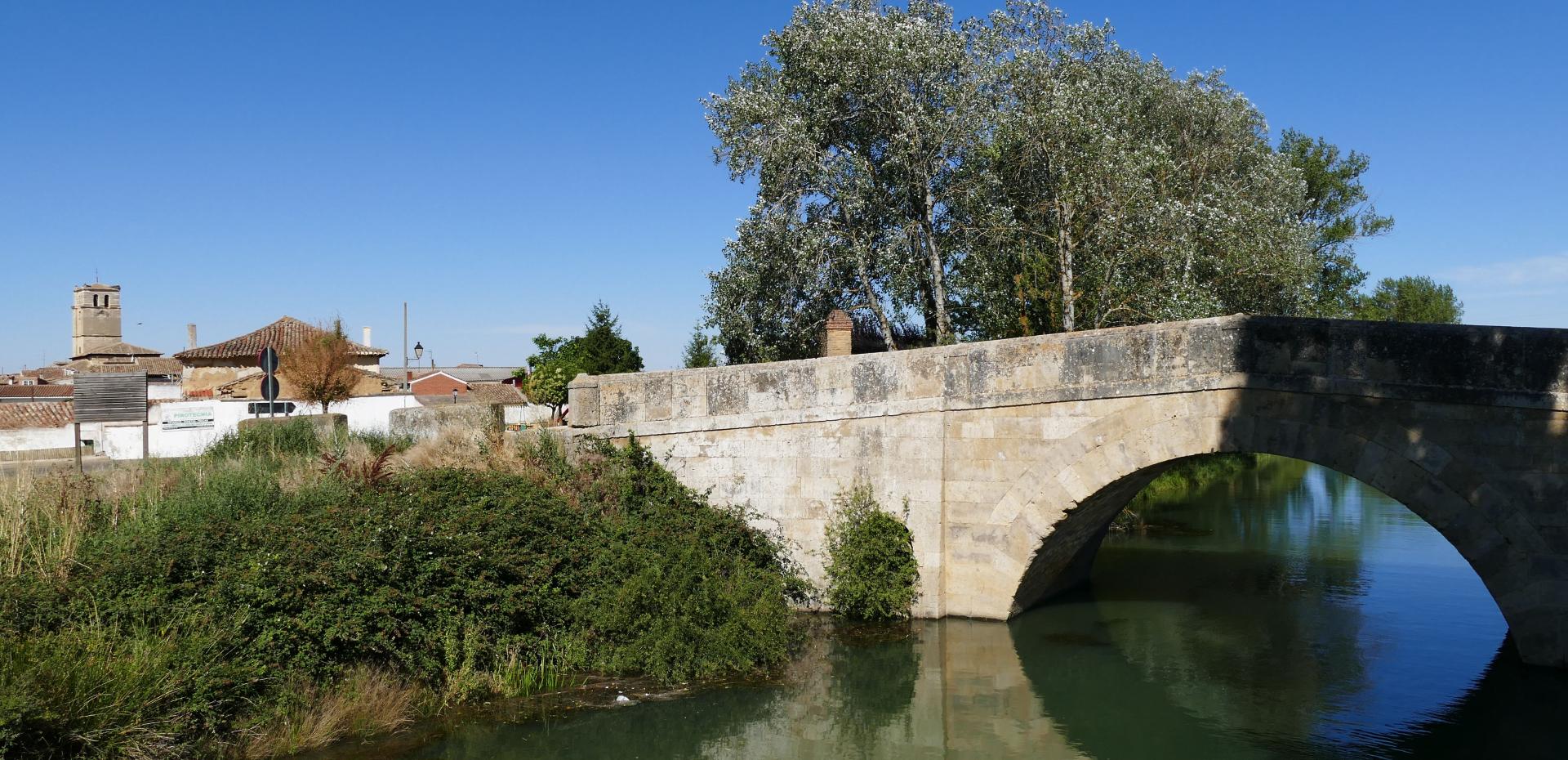 Canal de Castilla y puente de Villaumbrales