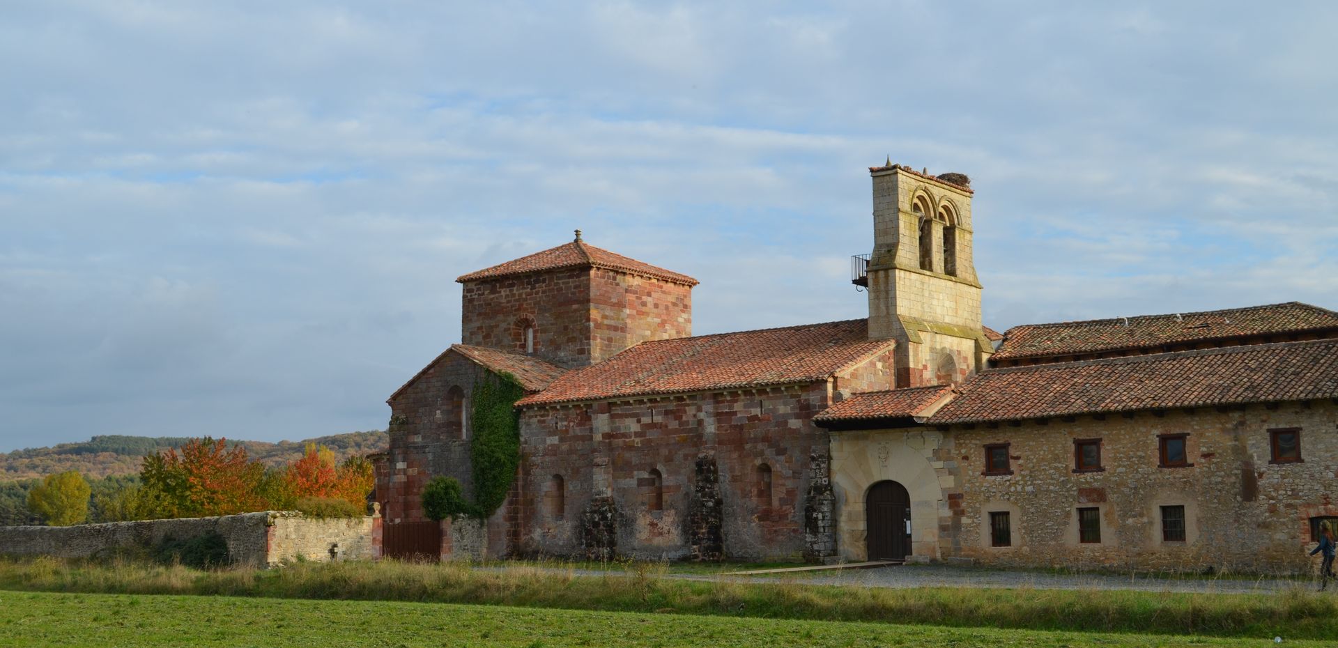Panorámica iglesia de Santa María de Mave