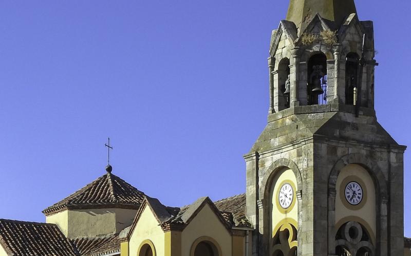 Nuestra Señora del Carmen, torre campanario neorrománica, Alar del Rey