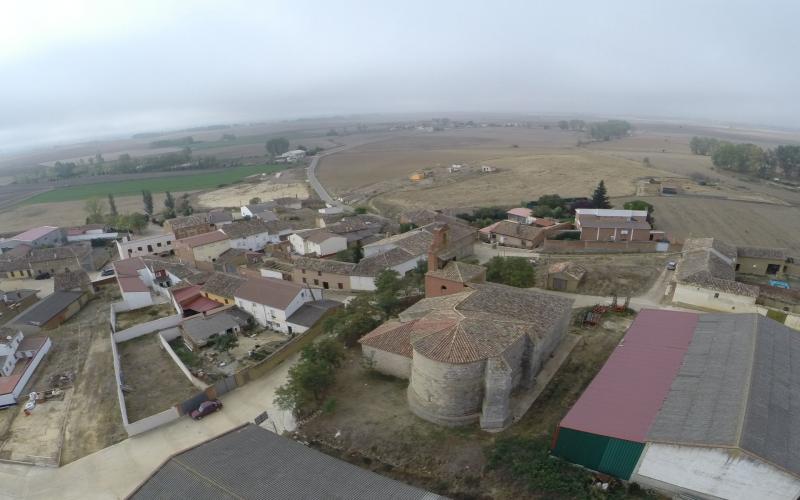 Vista aérea de Amayuelas y la iglesia de Santa Columba