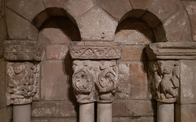 Arcos de medio punto con capiteles decorados de la Iglesia de San Juan Bautista-Punto de Información del Románico