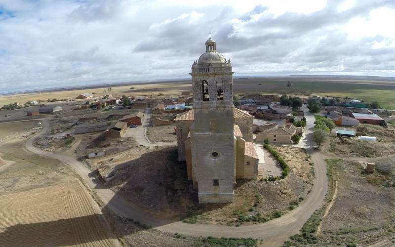 Torre de la iglesia de Baquerín de Campos vista desde el aire