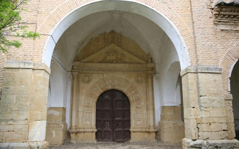 Entrada porticada de la Iglesia de Santiago Apóstol 