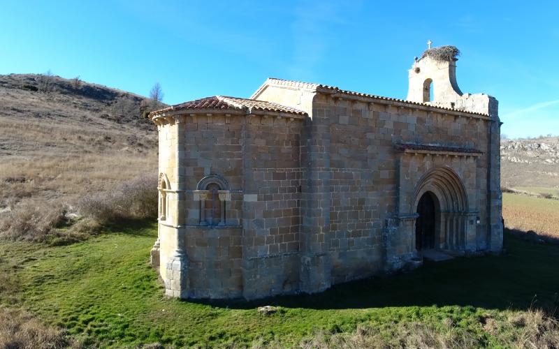 Fachada sur y ábside de la ermita de Santa Eulalia