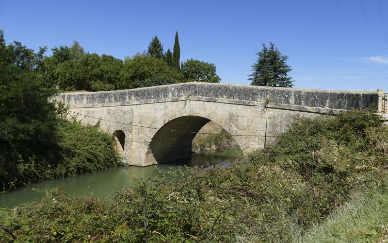 Puente sobre el Canal de Castilla a su paso por Becerril de Campos