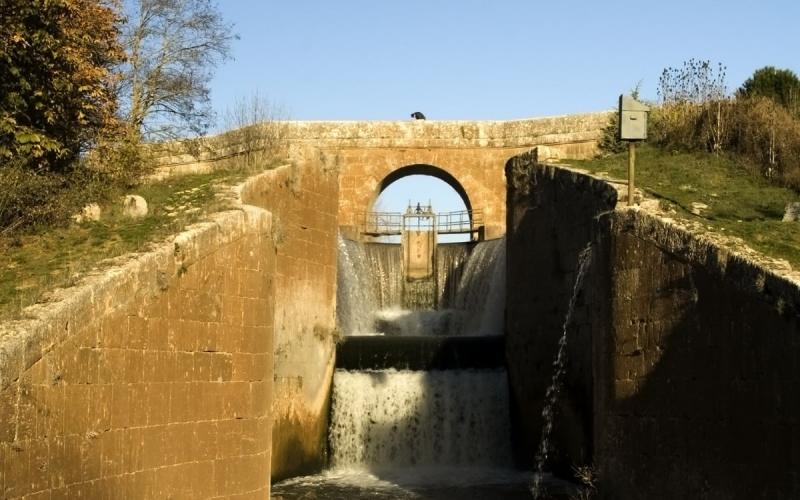 Saltos de agua en las esclusas de Calahorra de Ribas