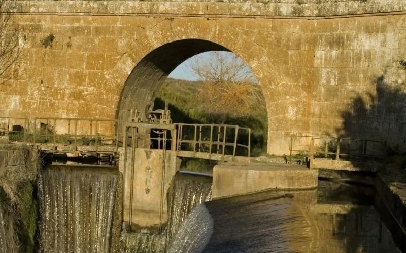 Puente sobre una de las esclusas de Calahorra de Ribas