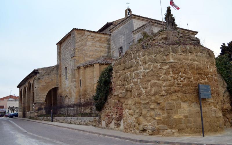 Iglesia de Santa María del Camino y muralla
