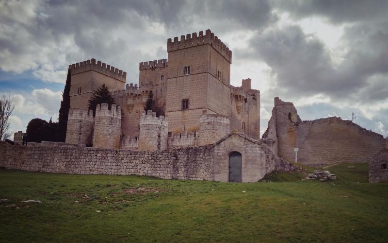 Detalle del castillo en un día nublado