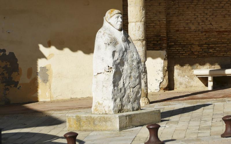 Estatua del Cardenal Cisneros a la puerta de la Iglesia Museo de San Pedro
