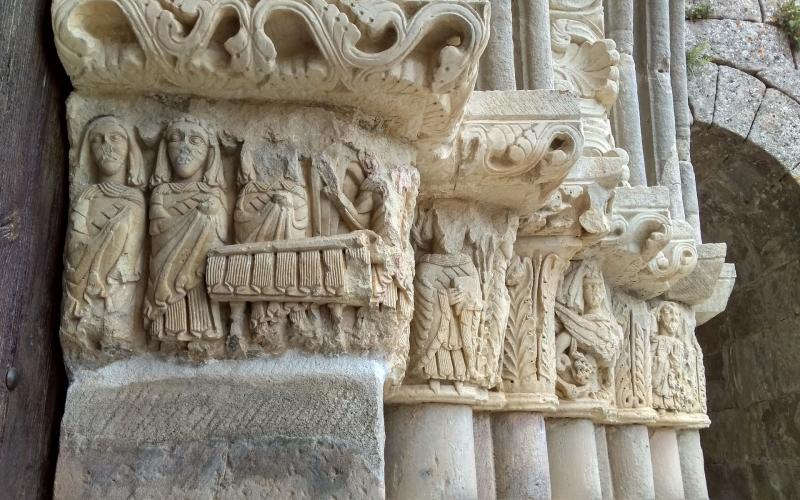 Capiteles figurados, las Tres Marías, portada Ermita de Santa Cecilia