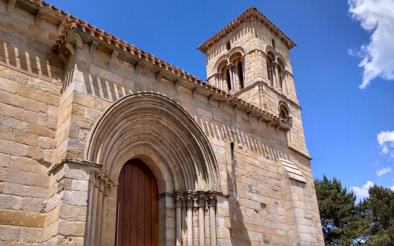 Portada y torre Ermita de Santa Cecilia