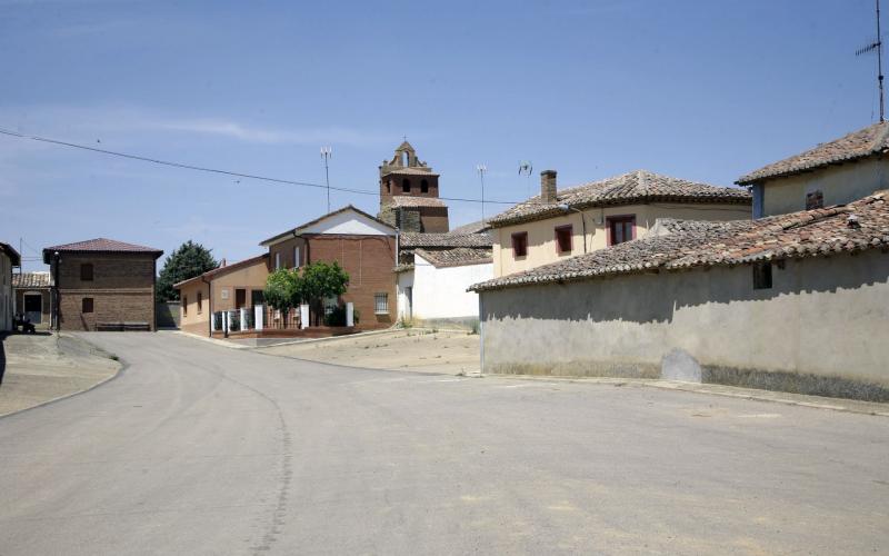Panorámica calles de Población de Arroyo, al fondo Iglesia de San Pelayo