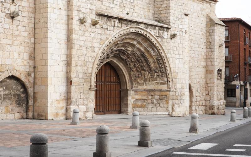 Puerta de los Santillos a los pies de la torre de la Iglesia de San Miguel