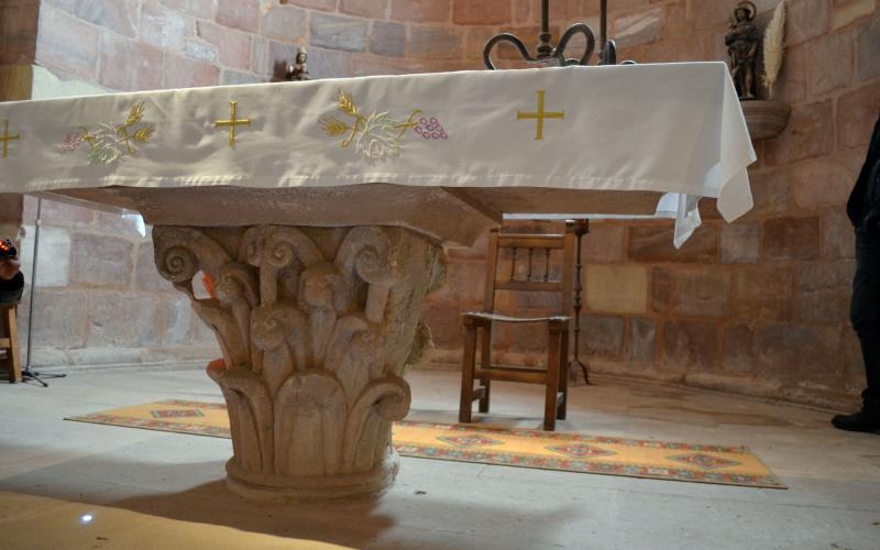 Detalle del altar de Santa María de Mave