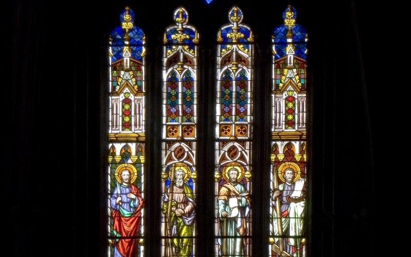 Detalle de una de las vidrieras desde dentro de la catedral de Palencia